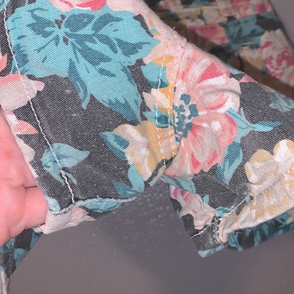 I&P vintage jewel buttons floral jean shorts - Picture 7 of 8